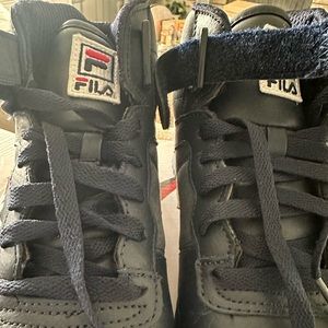 High top Fila. Only worn once excellent condition size 7 youth women’s 8 1/2-9